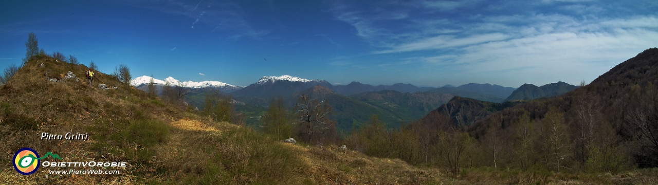 73 panoramica sul canalone prima di deviare a sx in altro profondo canalone......jpg